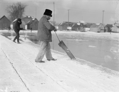 Récolte de glace, sciage, c.1900-10 - Detroit Publishing Co.